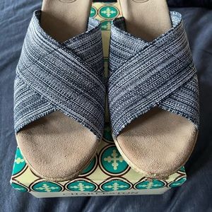 Cute Charleston Shoe Co. blue and white sandals size 9 - never worn outside!